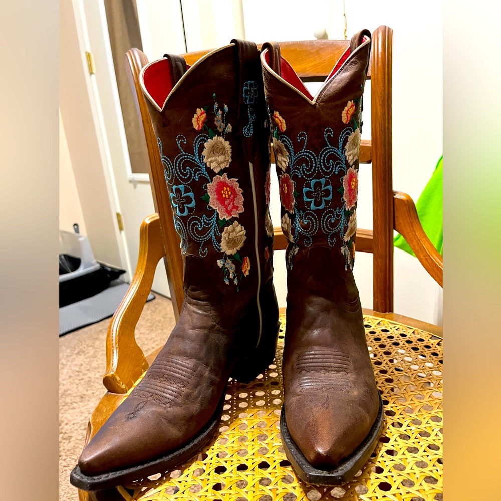 Like new embroidered cowboy boots